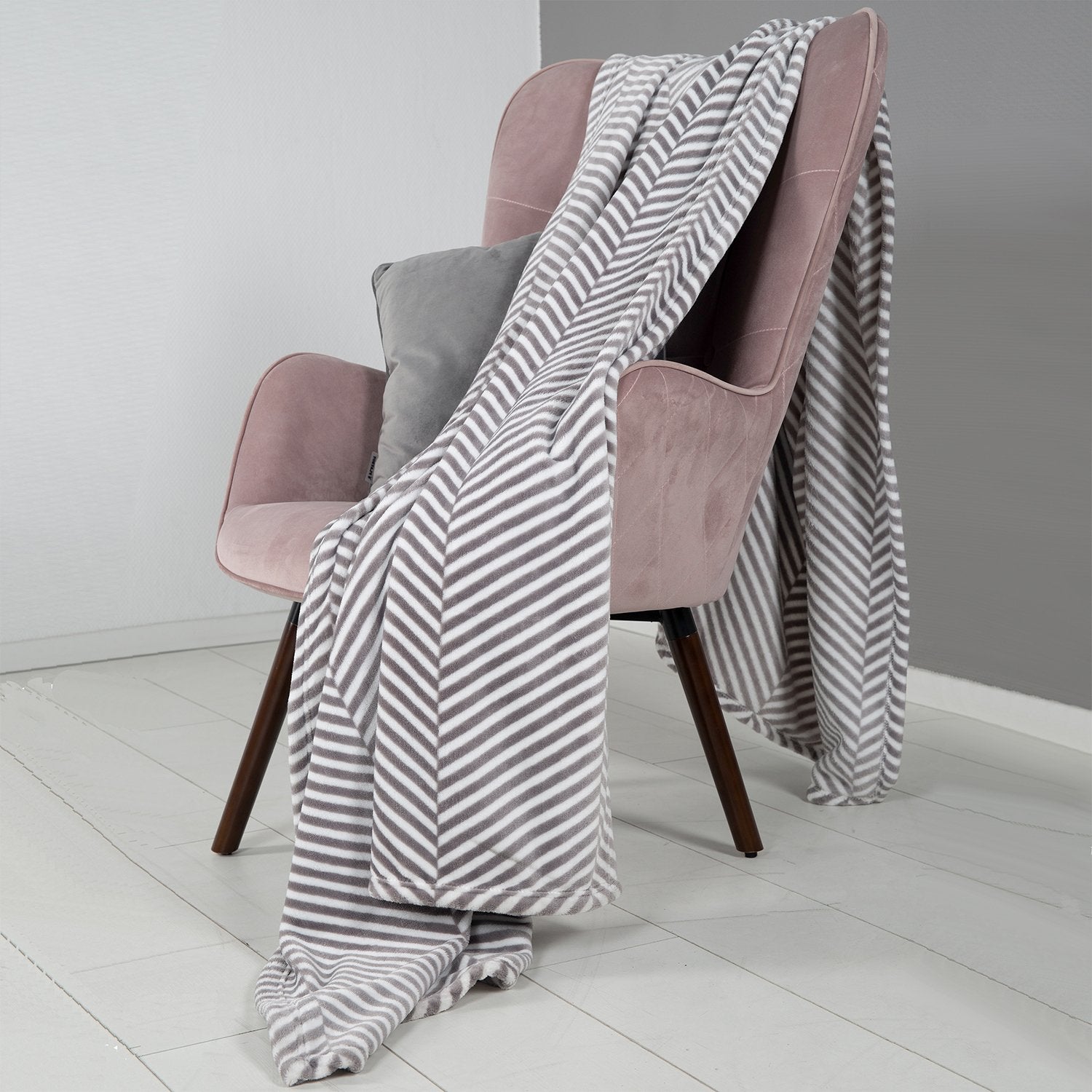 PLAYBOY - Kuscheldecke "JACKIE", luxuriöse, weiche Decke, Grau bedruckt, Premium-Microfaser - einrichten-24, Kissen & Decken