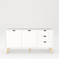 SCANDI - Sideboard mit 2 Türen mit Soft-Close, breitem Einlegeboden und 3 Schubladen, Massivholzfüße, weiß matt lackiert