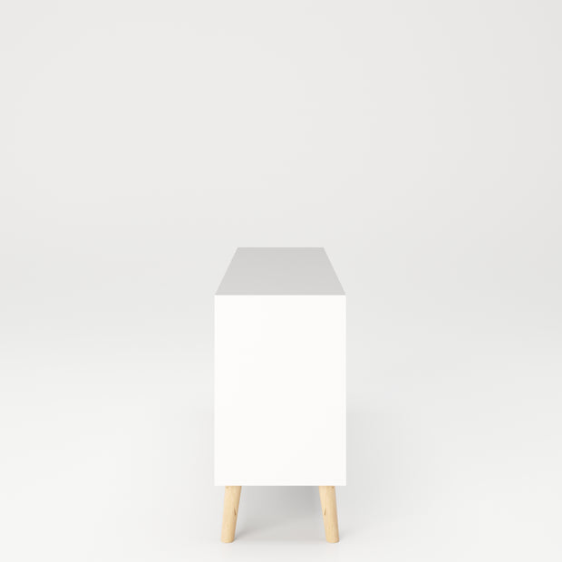 SCANDI - Sideboard mit 2 Türen mit Soft-Close, breitem Einlegeboden und 3 Schubladen, Massivholzfüße, weiß matt lackiert