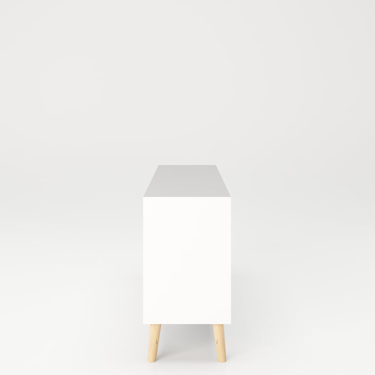 SCANDI - Sideboard mit 2 Türen mit Soft-Close, breitem Einlegeboden und 3 Schubladen, Massivholzfüße, weiß matt lackiert