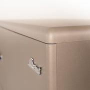 Miami Sideboard mit 1 Türen und 3 Schubladen mit Vollauszug und Soft-Close Beschlägen, Autometallic Lackierung, chromfarbene Griffe, Füsse und Logo aus hochwertigem Autoschriftzug, in taupe