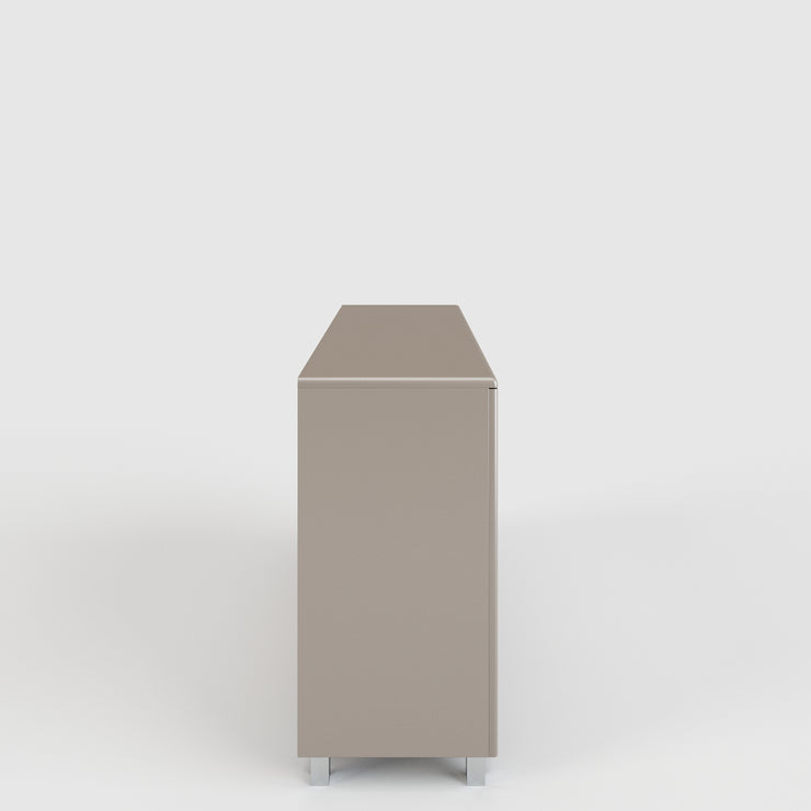 Miami - Sideboard, Kommode, Buffet mit 2 Türen mit Soft Close und 3 Schubladen mit Vollauszug und Kugellager, Autometallic Lackierung, chromfarbene Griffe, Füsse und Logo aus hochwertigem Autoschriftzug, Taupe Metallic Matt